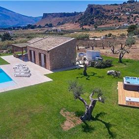 3 bedroom villa with infinity pool and jacuzzi, Scopello, sleeps 5-6